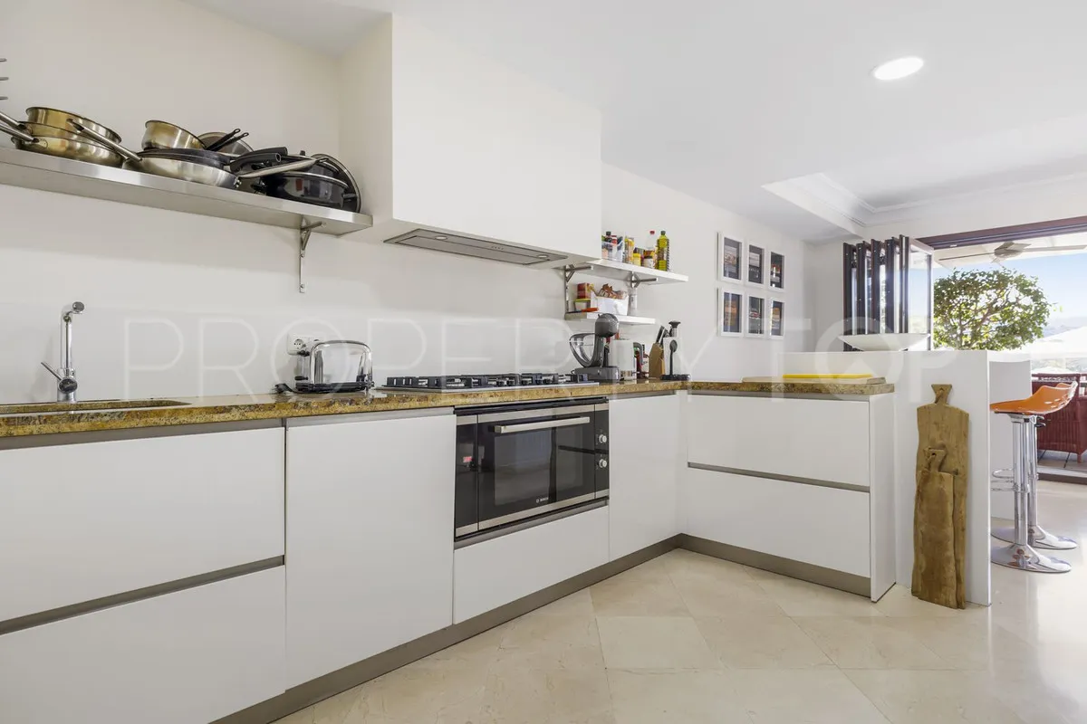Town house for sale in Benahavis with 5 bedrooms