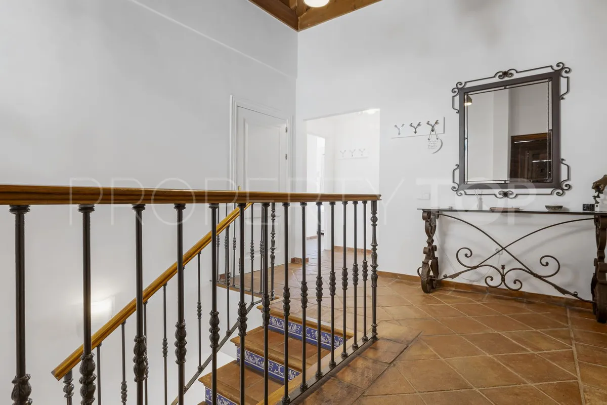 Town house for sale in Benahavis with 5 bedrooms