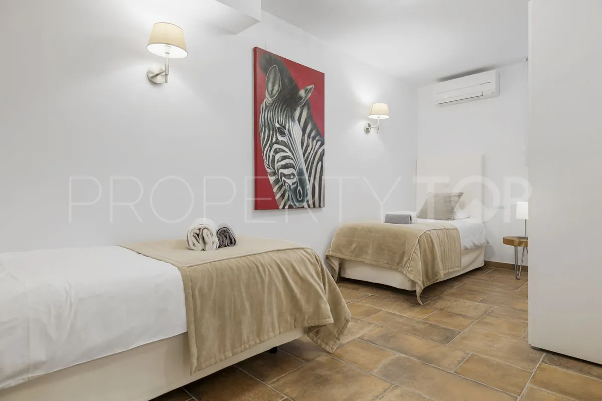 Town house for sale in Benahavis with 5 bedrooms