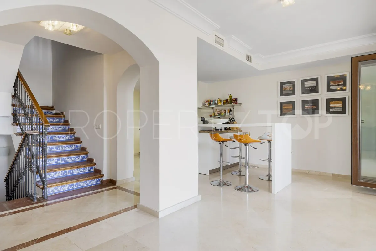 Town house for sale in Benahavis with 5 bedrooms