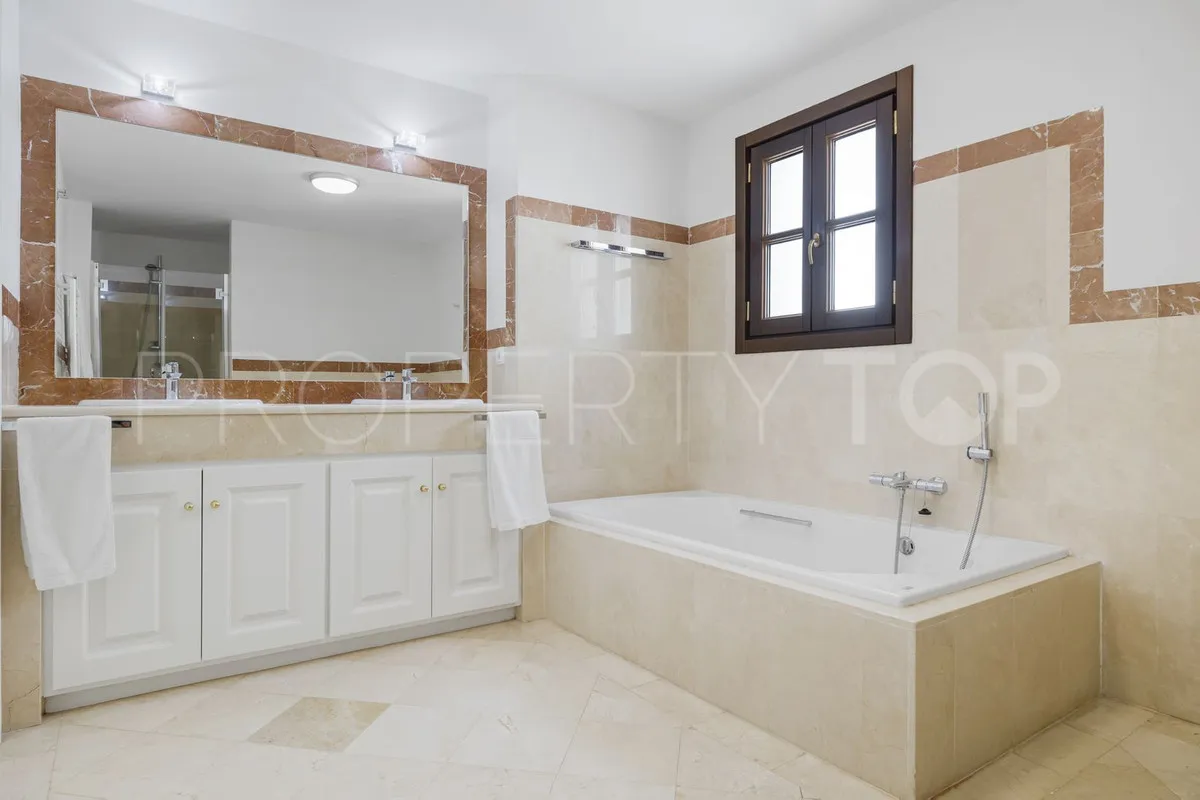 Town house for sale in Benahavis with 5 bedrooms