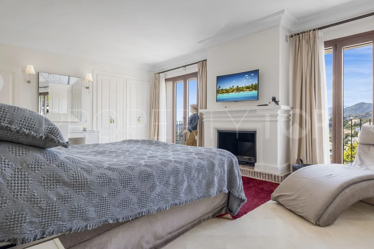 Town house for sale in Benahavis with 5 bedrooms