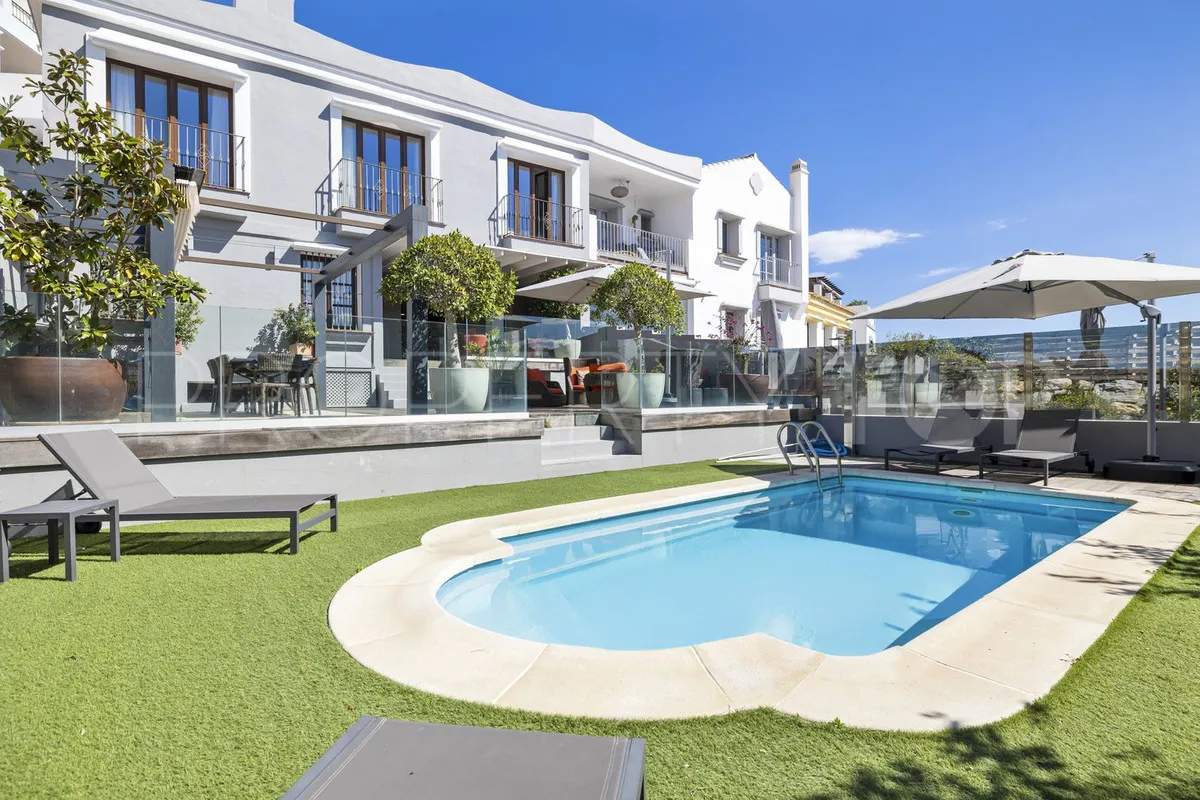 Town house for sale in Benahavis with 5 bedrooms