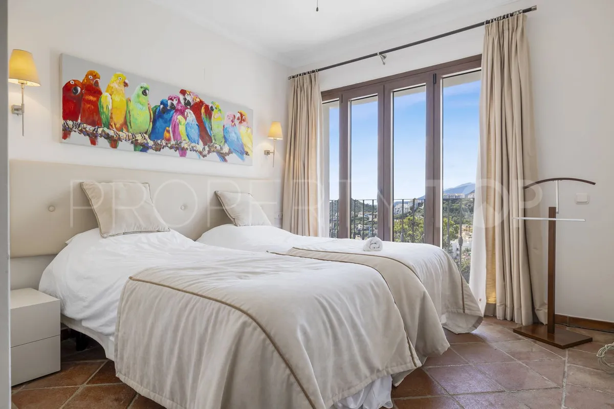 Town house for sale in Benahavis with 5 bedrooms