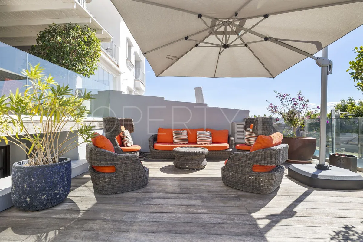 Town house for sale in Benahavis with 5 bedrooms