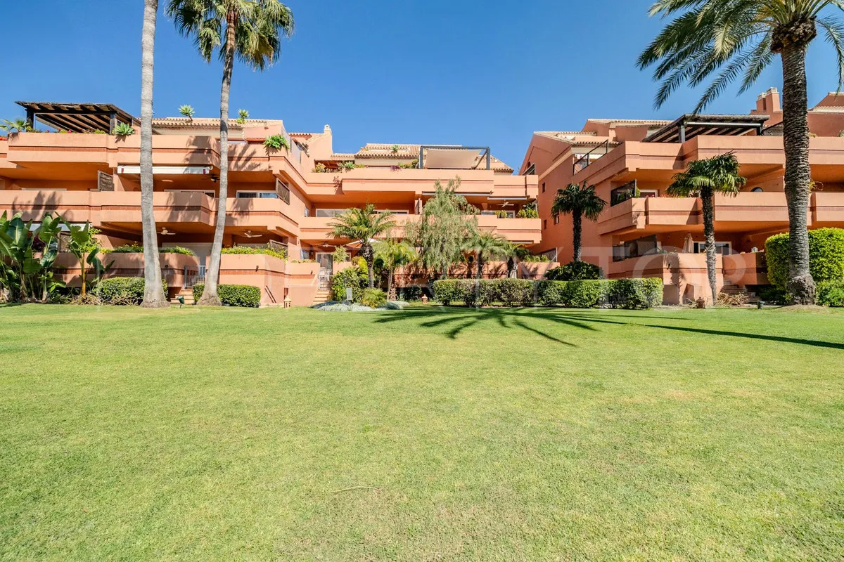 Se vende apartamento planta baja con 2 dormitorios en Marbella - Puerto Banus
