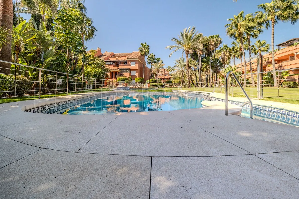 Se vende apartamento planta baja con 2 dormitorios en Marbella - Puerto Banus
