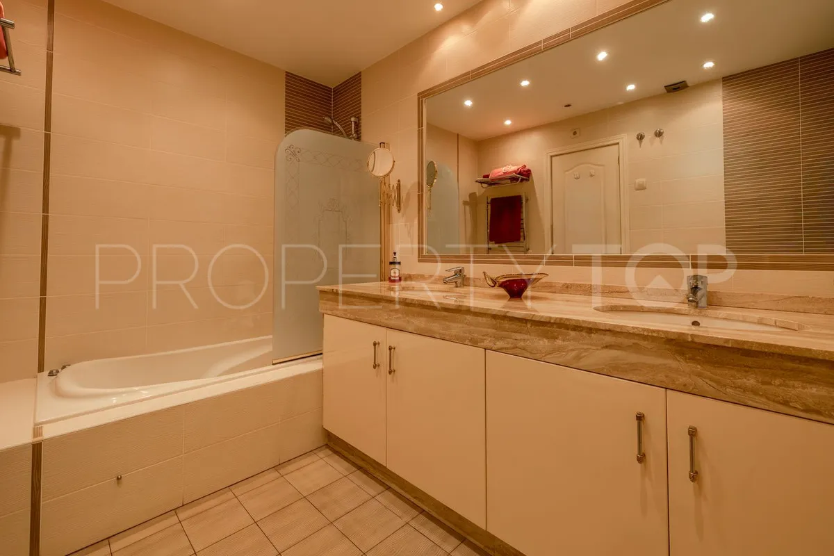 Se vende apartamento planta baja con 2 dormitorios en Marbella - Puerto Banus