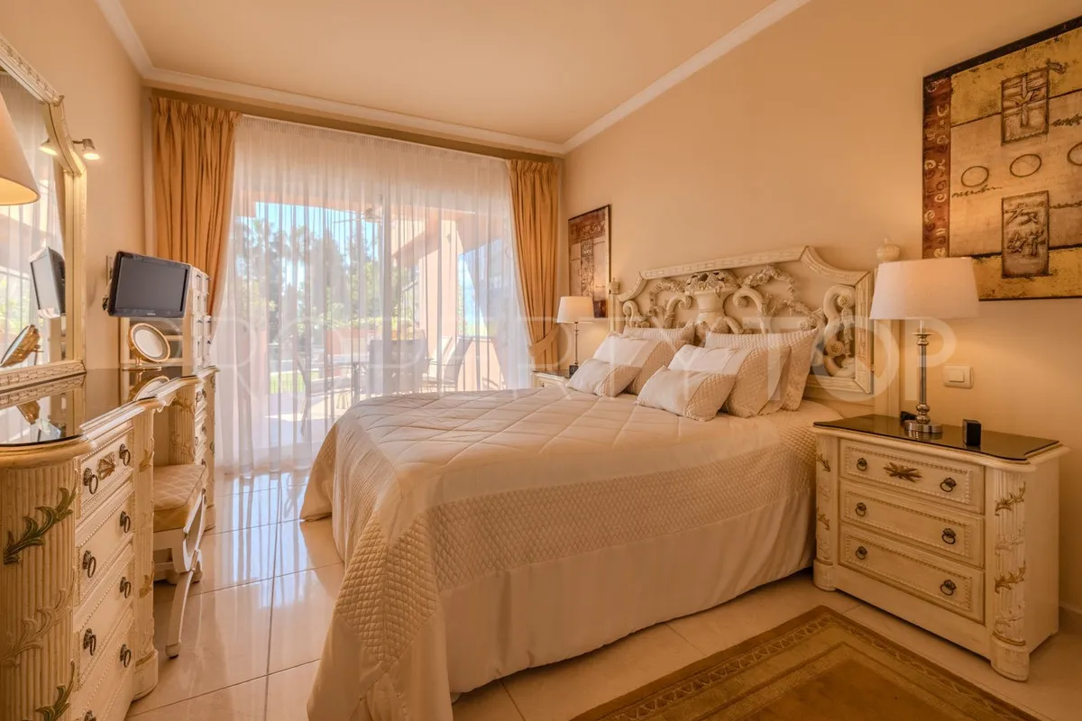 Se vende apartamento planta baja con 2 dormitorios en Marbella - Puerto Banus