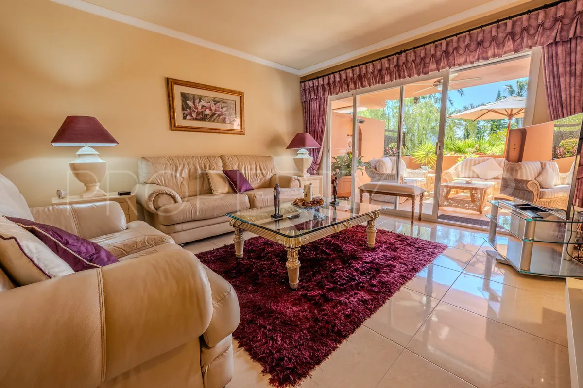 Se vende apartamento planta baja con 2 dormitorios en Marbella - Puerto Banus