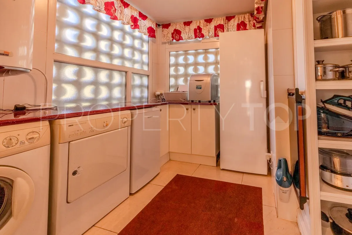 Se vende apartamento planta baja con 2 dormitorios en Marbella - Puerto Banus