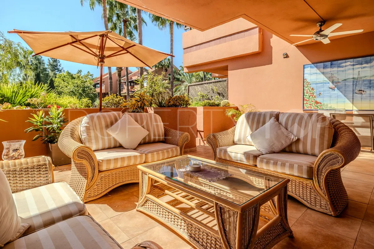 Se vende apartamento planta baja con 2 dormitorios en Marbella - Puerto Banus