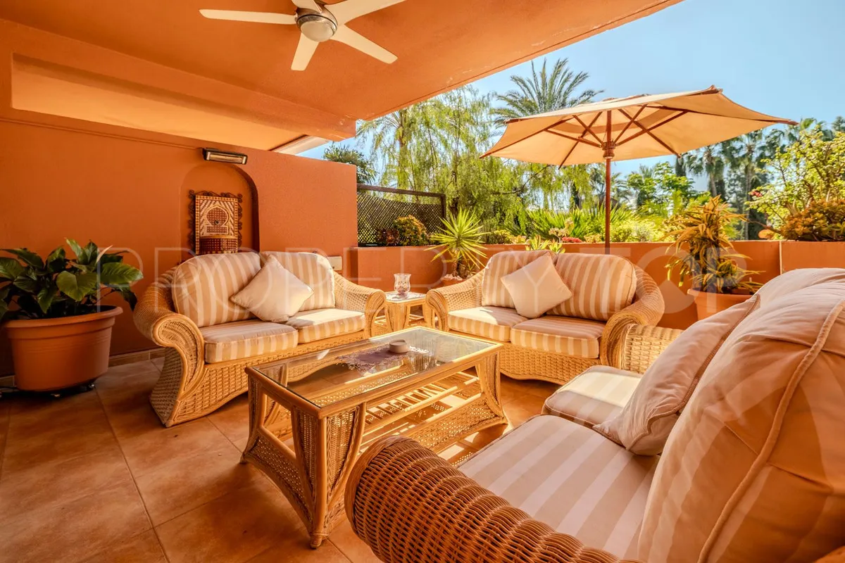 Se vende apartamento planta baja con 2 dormitorios en Marbella - Puerto Banus