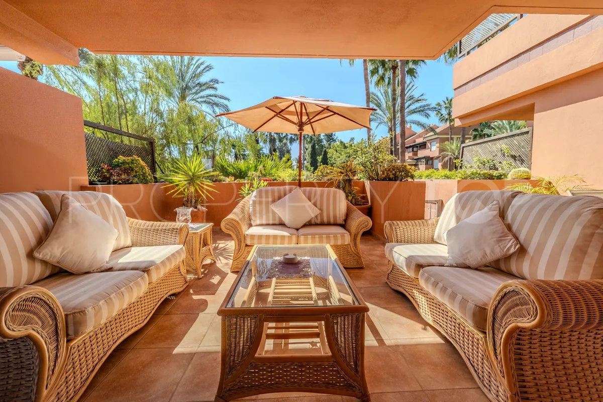 Se vende apartamento planta baja con 2 dormitorios en Marbella - Puerto Banus