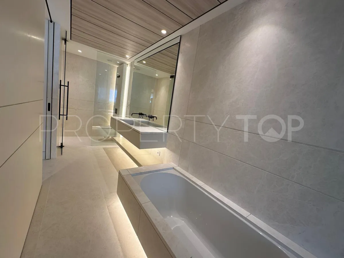 Se vende apartamento planta baja en Marbella Ciudad de 4 dormitorios