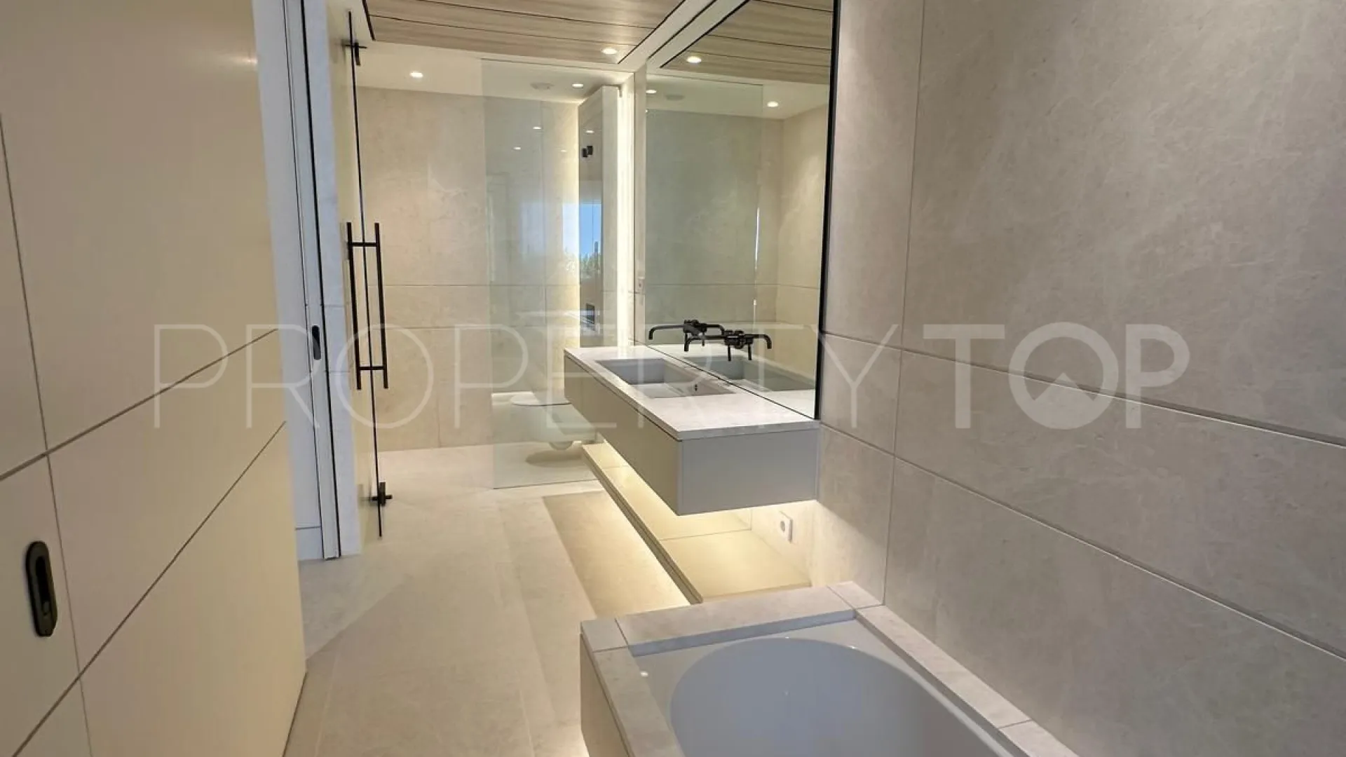 Se vende apartamento planta baja en Marbella Ciudad de 4 dormitorios