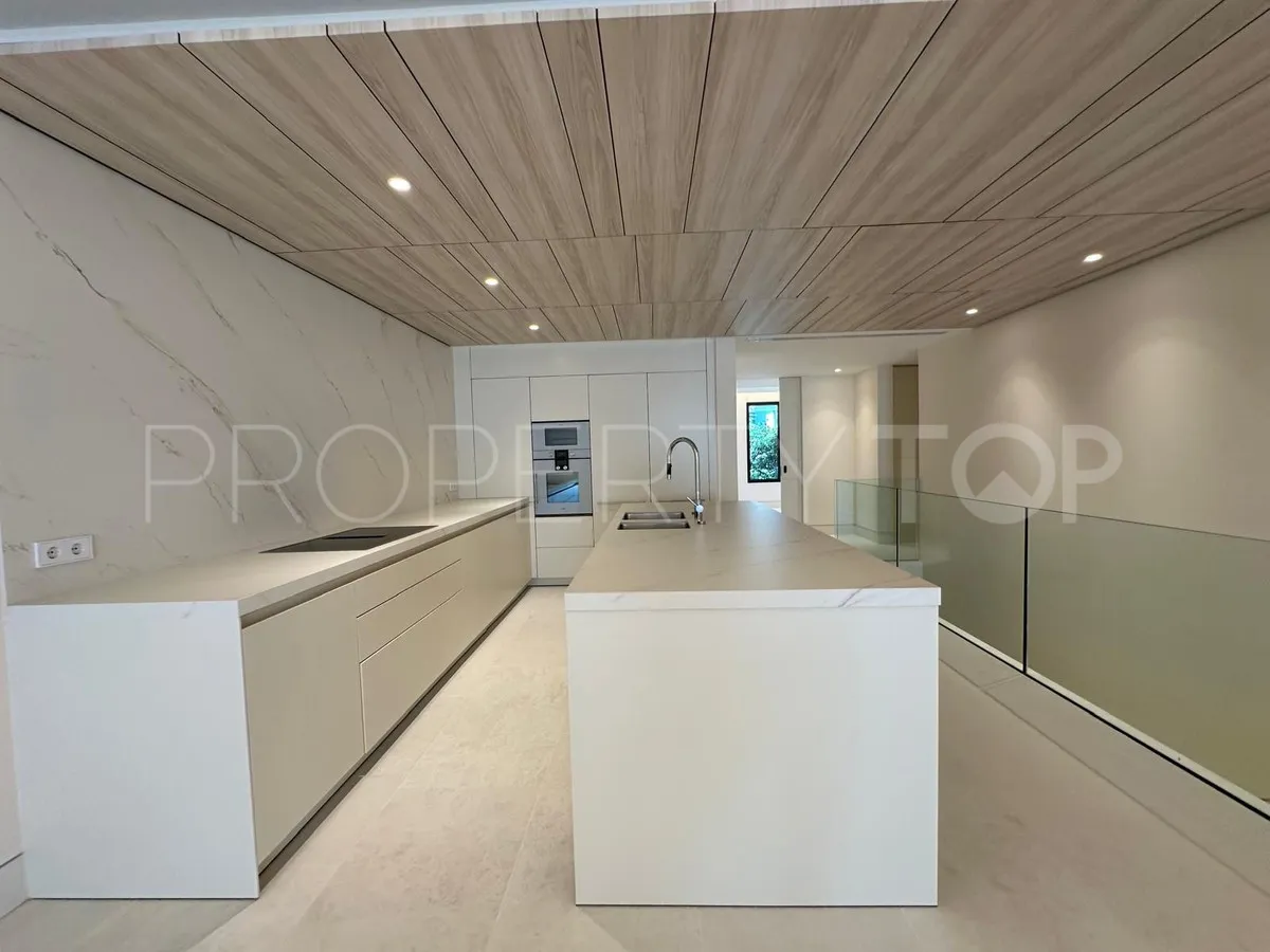 Se vende apartamento planta baja en Marbella Ciudad de 4 dormitorios