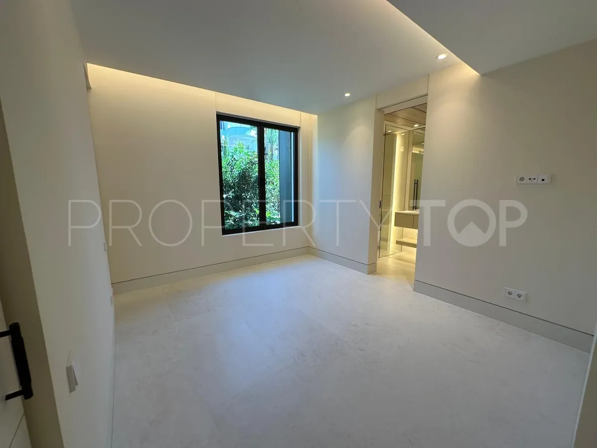 Se vende apartamento planta baja en Marbella Ciudad de 4 dormitorios