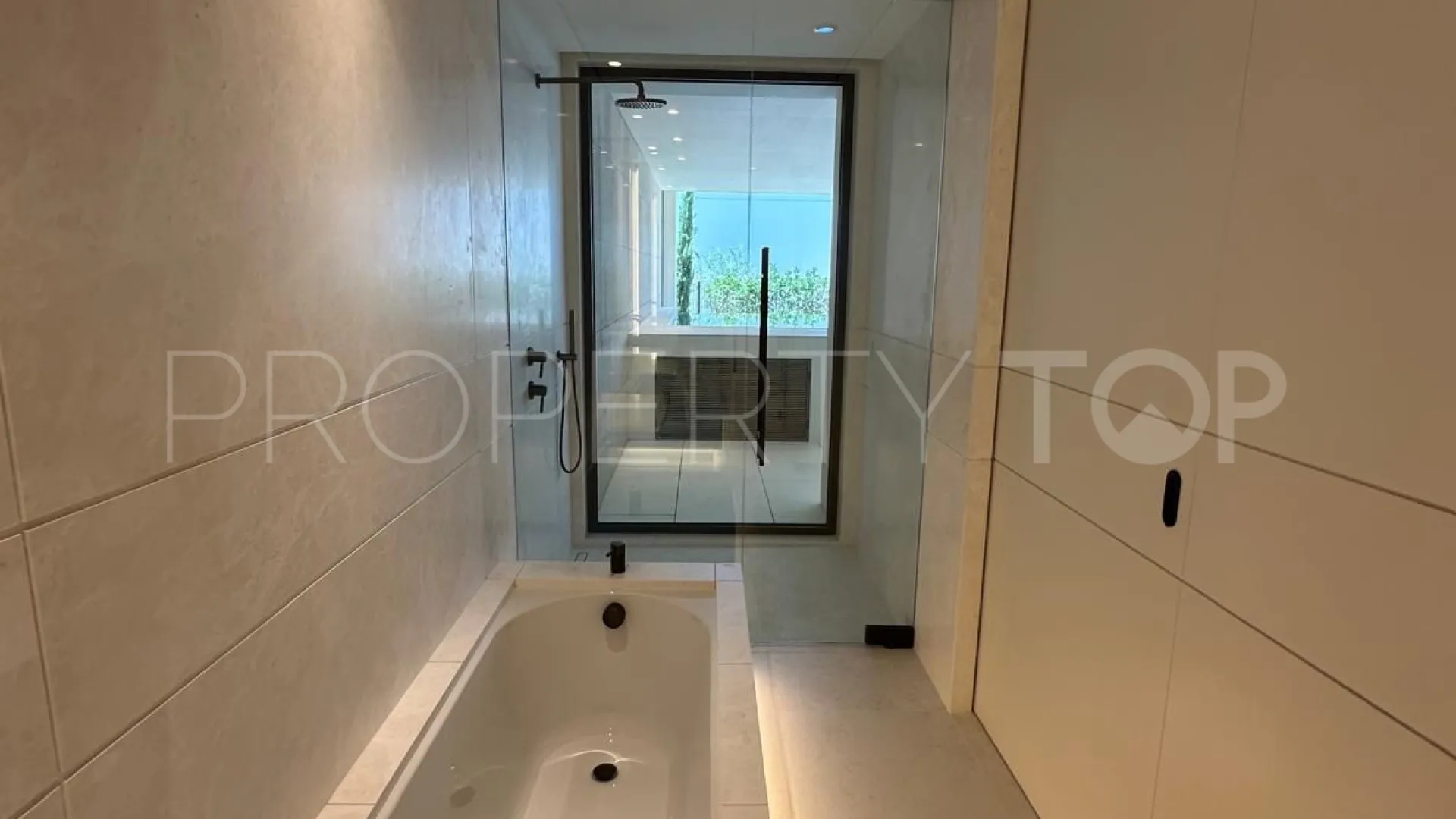 Se vende apartamento planta baja en Marbella Ciudad de 4 dormitorios