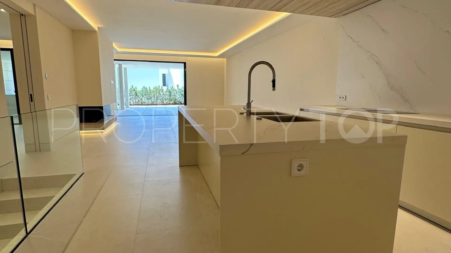 Se vende apartamento planta baja en Marbella Ciudad de 4 dormitorios