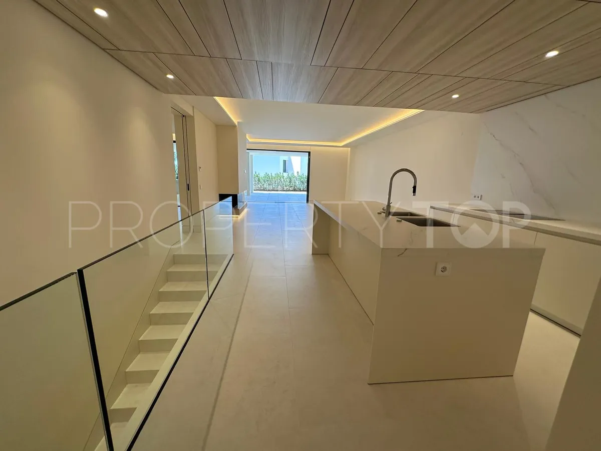 Se vende apartamento planta baja en Marbella Ciudad de 4 dormitorios