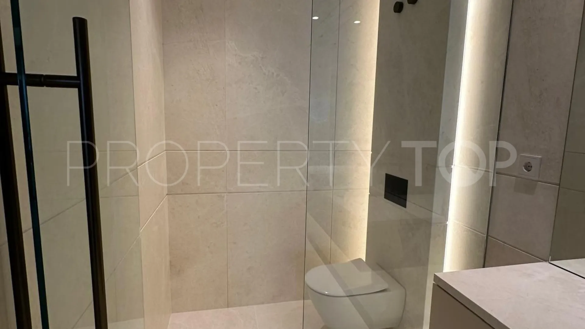 Se vende apartamento planta baja en Marbella Ciudad de 4 dormitorios