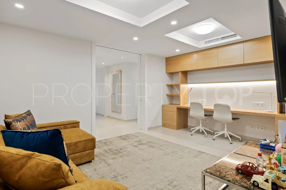 For sale ground floor apartment in Nueva Andalucia with 7 bedrooms
