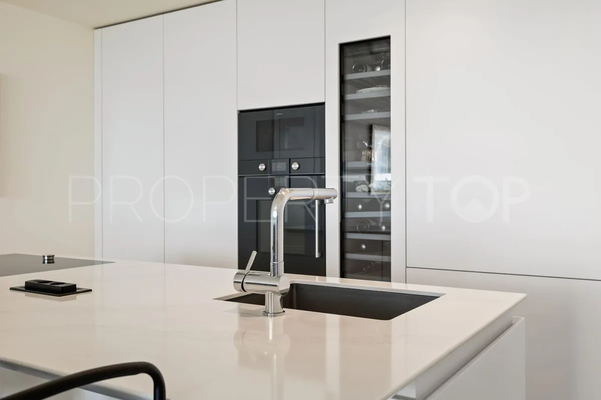 For sale ground floor apartment in Nueva Andalucia with 7 bedrooms