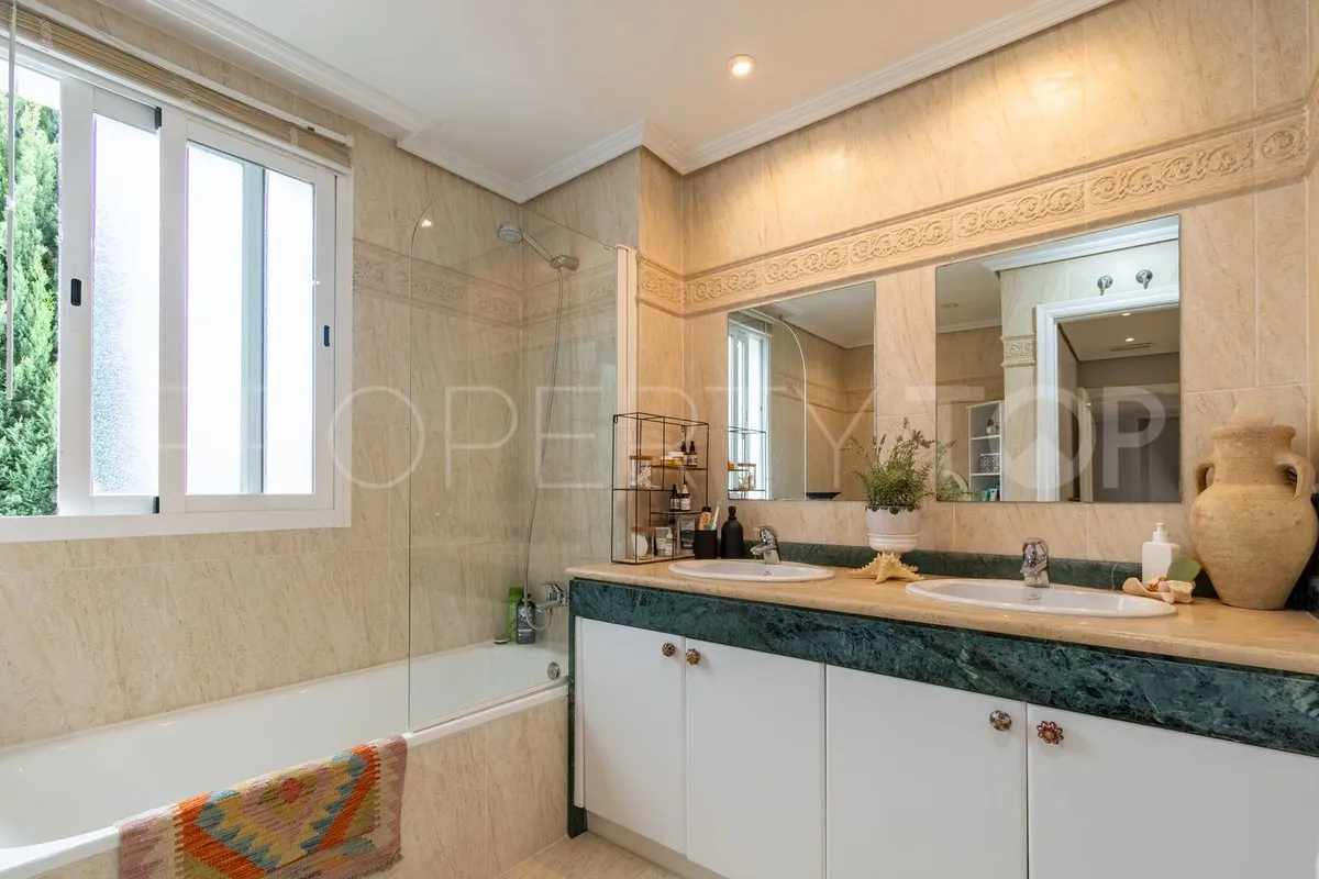 For sale Estepona apartment with 3 bedrooms