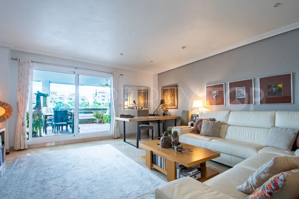 For sale Estepona apartment with 3 bedrooms