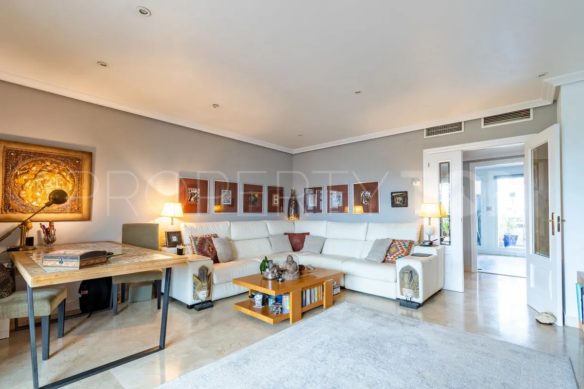 For sale Estepona apartment with 3 bedrooms