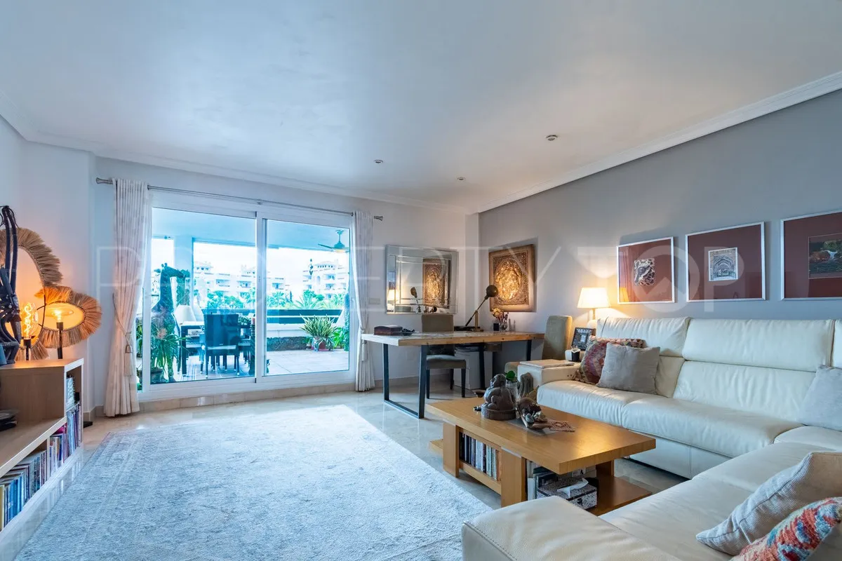 For sale Estepona apartment with 3 bedrooms