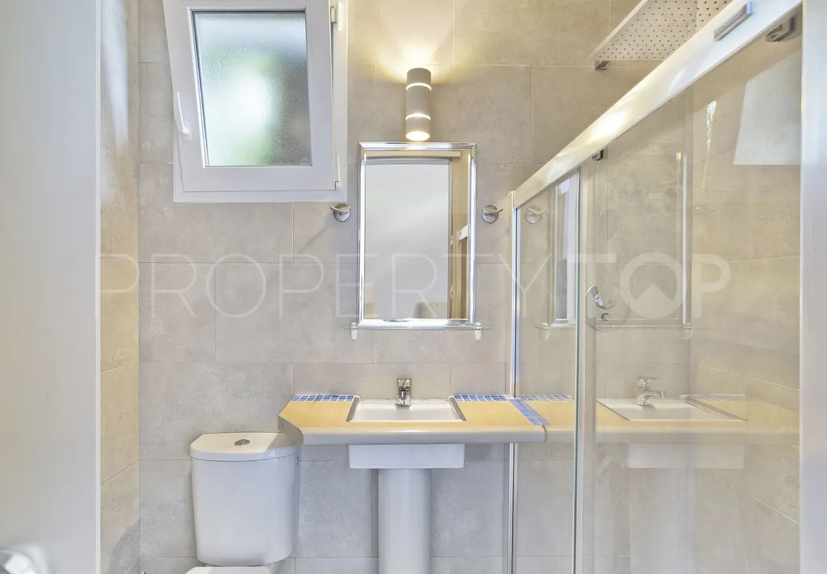 Villa for sale in Elviria