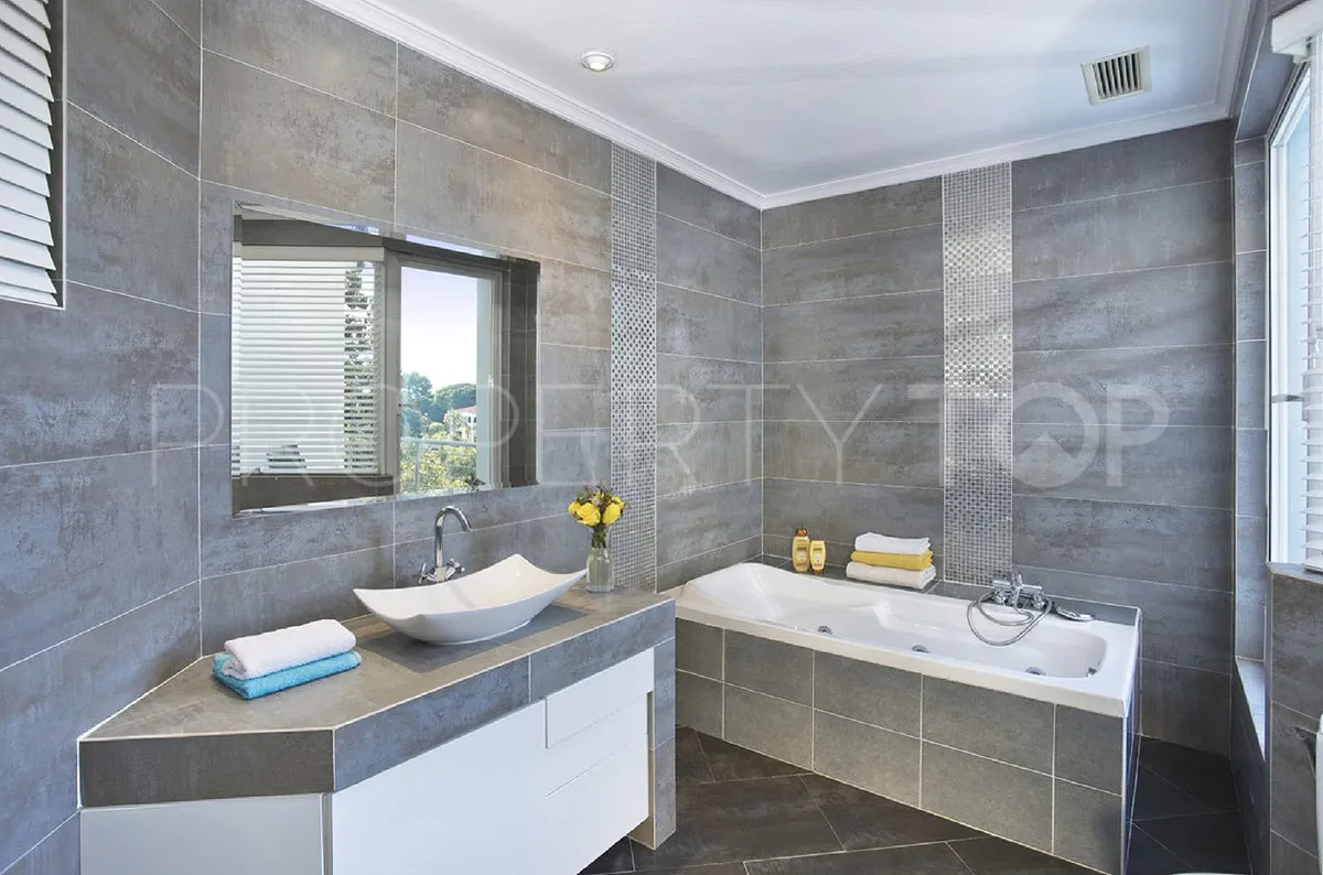 Villa for sale in Elviria