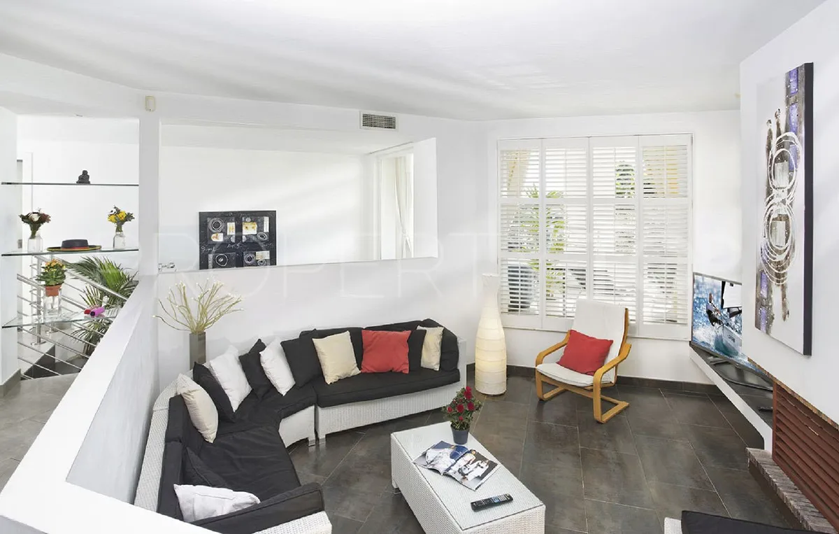 Villa for sale in Elviria