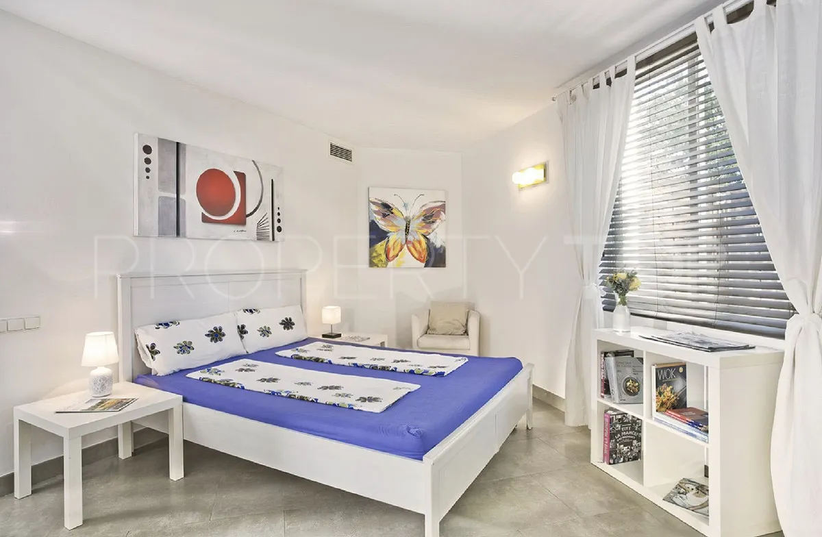 Villa for sale in Elviria