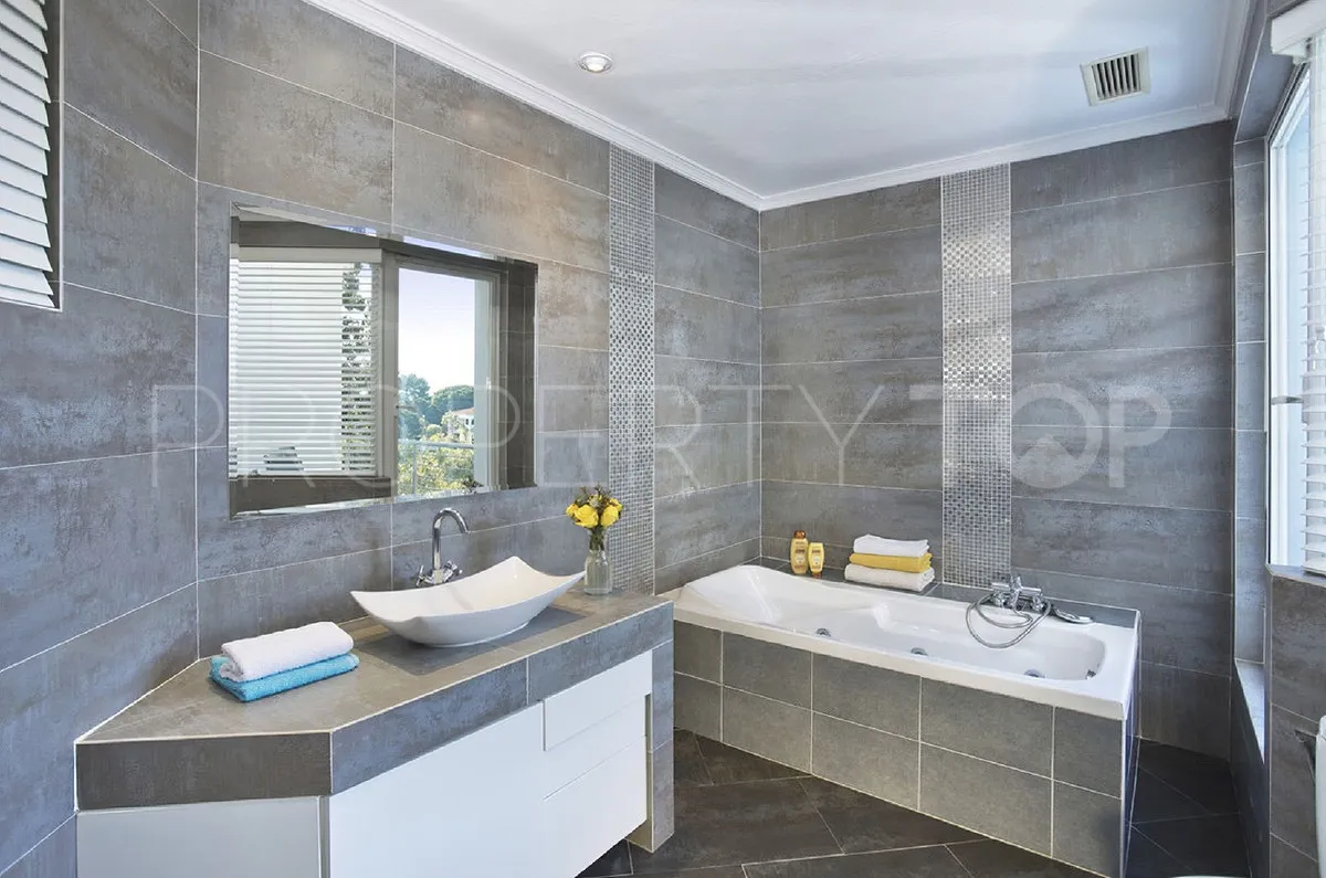 Villa for sale in Elviria