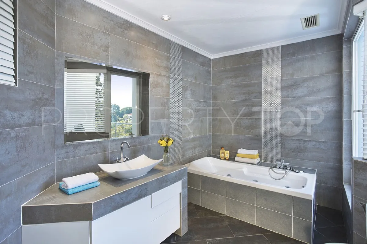 Villa for sale in Elviria