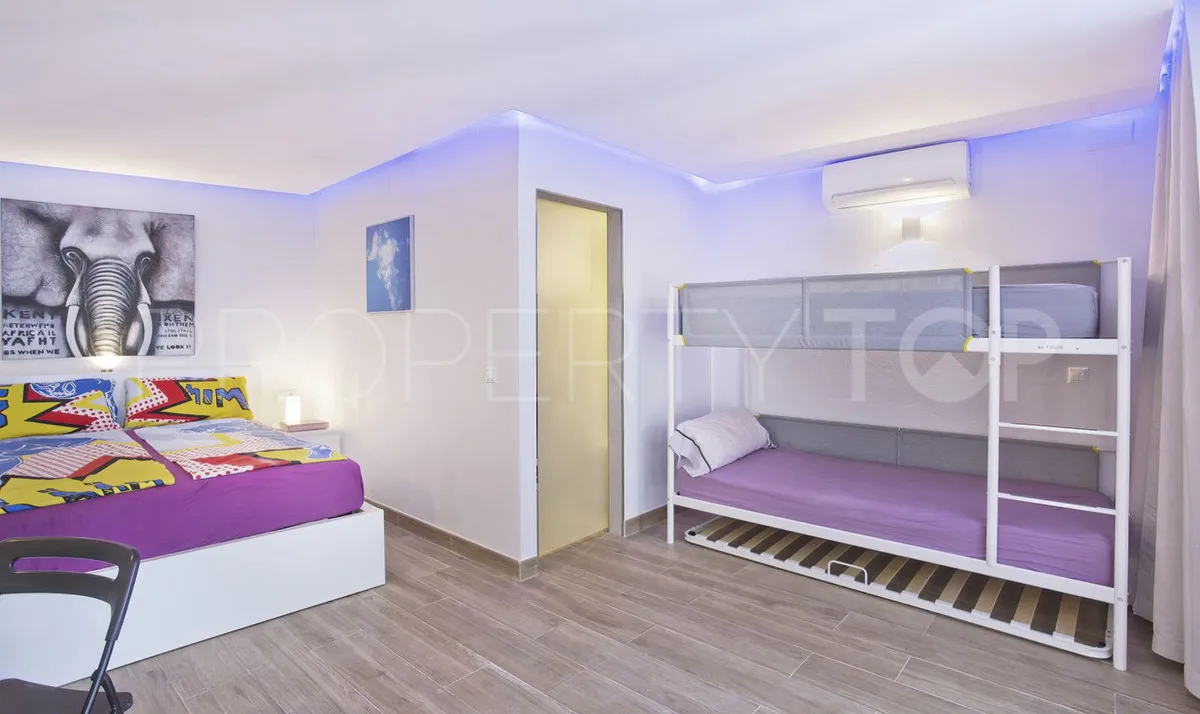 Villa for sale in Elviria