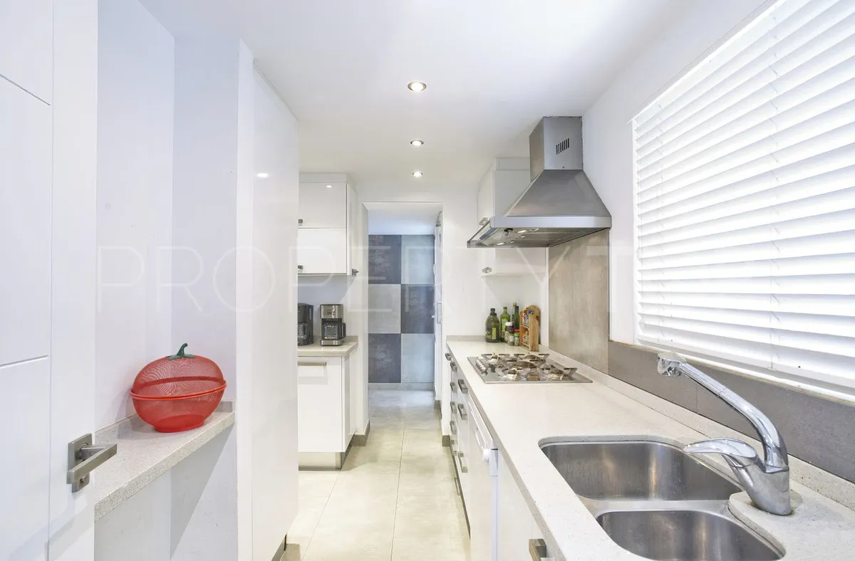 Villa for sale in Elviria