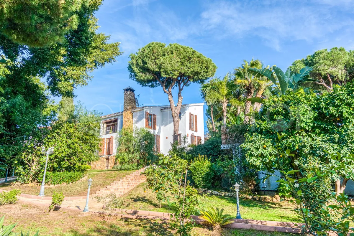 Buy 7 bedrooms villa in Elviria