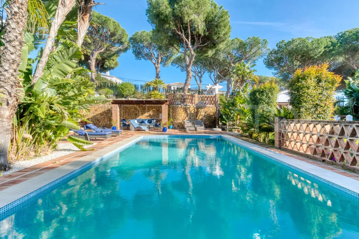 Buy 7 bedrooms villa in Elviria