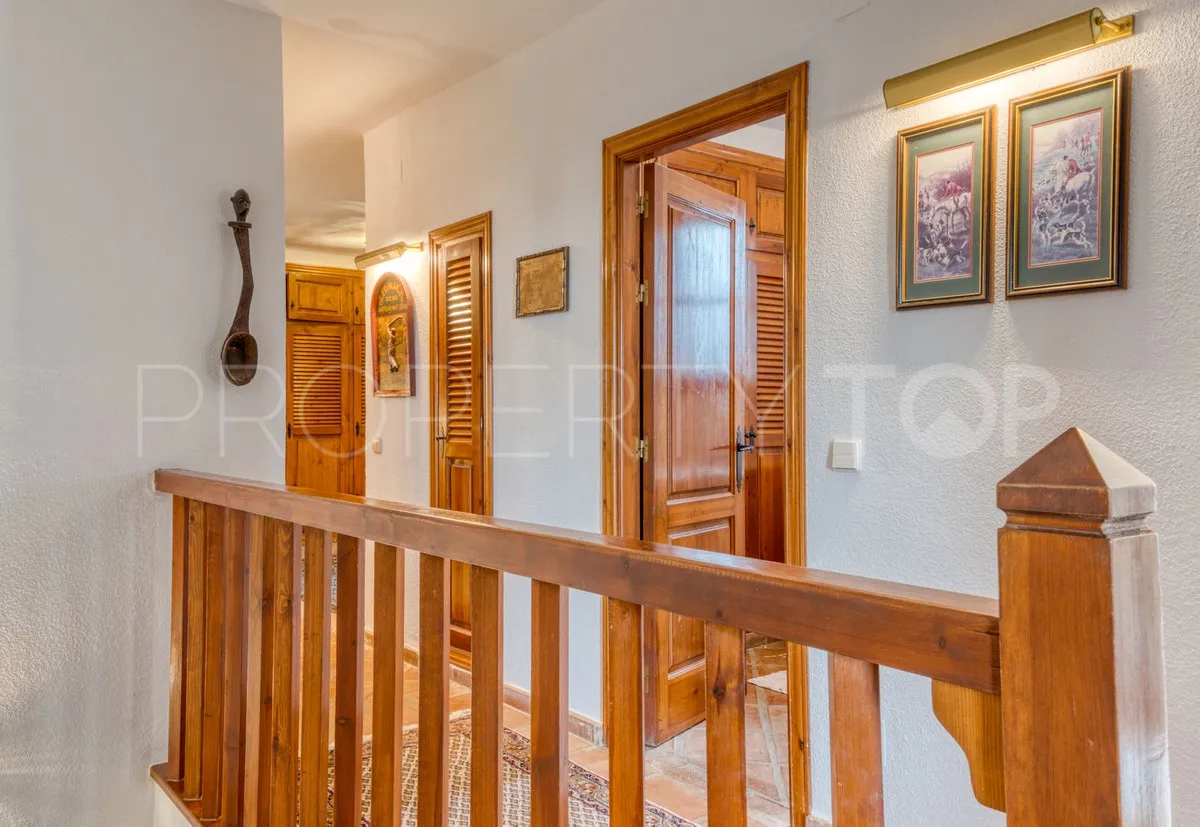 Buy 7 bedrooms villa in Elviria
