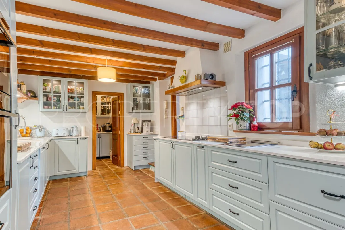 Buy 7 bedrooms villa in Elviria