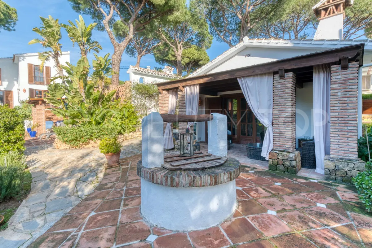 Buy 7 bedrooms villa in Elviria