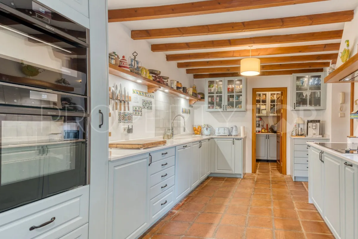Buy 7 bedrooms villa in Elviria