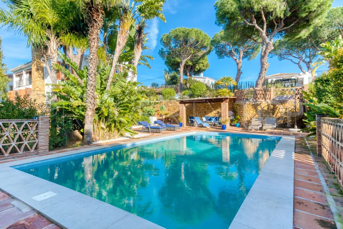 Buy 7 bedrooms villa in Elviria