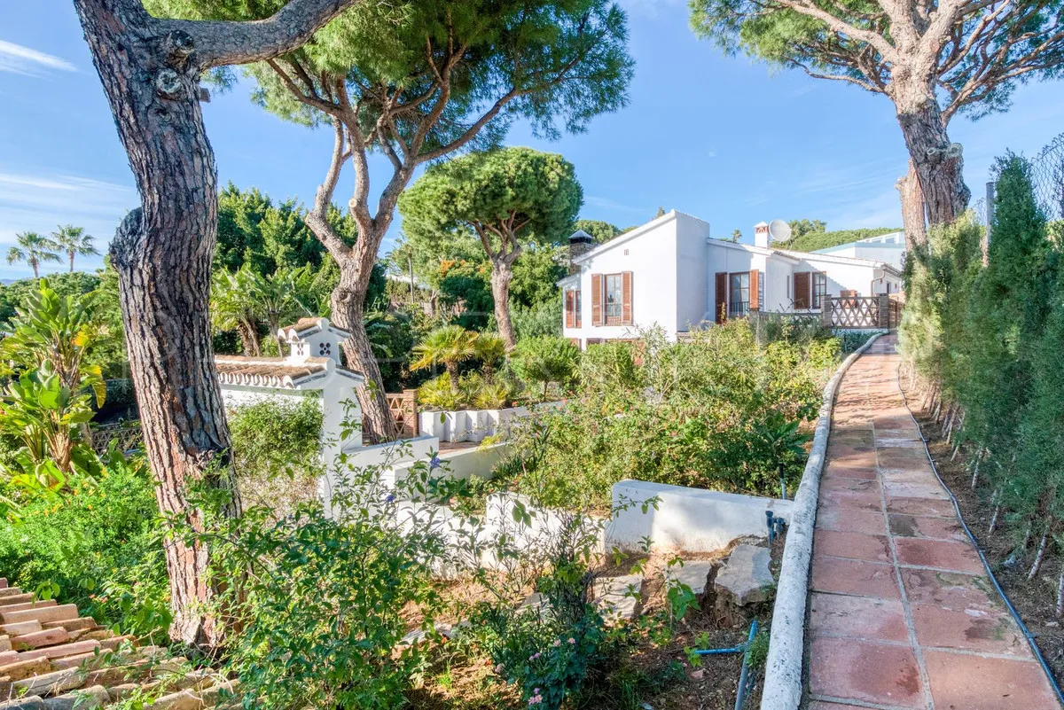 Buy 7 bedrooms villa in Elviria