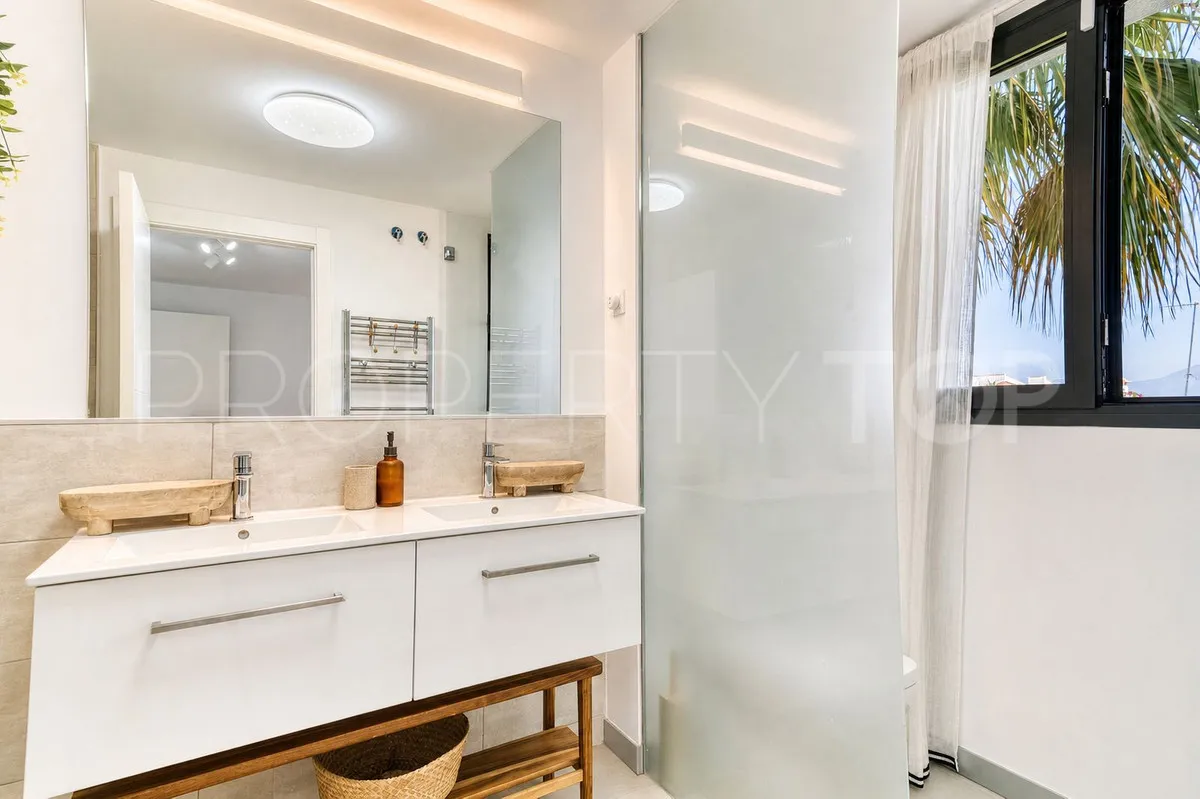 Apartamento a la venta de 3 dormitorios en La Duquesa