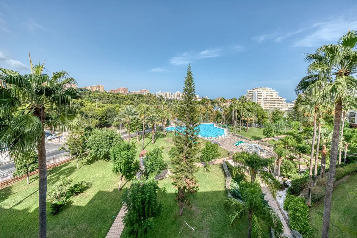 For sale 2 bedrooms apartment in Benalmadena